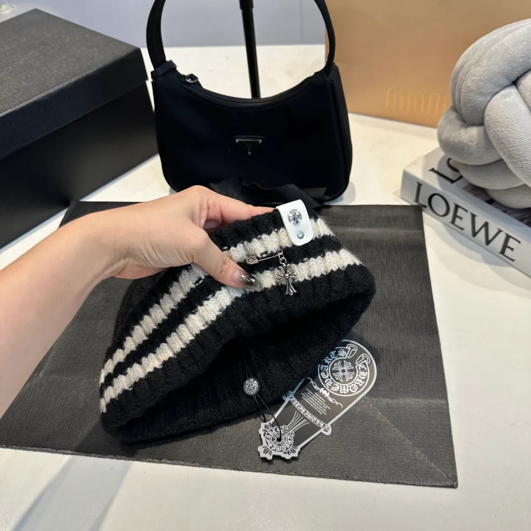 P56 Crow Heart Autumn and Winter Wool Knitted Beanie This must be a favorite of minimalism. It is clean, neat, fashionable and versatile, and will definitely not be picky about your face shape! A fashionable classic that lasts forever! Fashionable black and white can be purchased together!